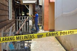 Aparat memasang garis polisi di lokasi temuan bom di Tanjungpinang