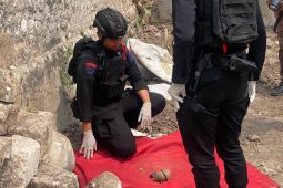 Tim Gegana Polda Jatim evakuasi benda diduga granat di Lamongan