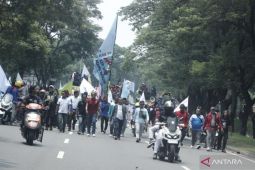 Massa buruh kepung Pemkab Bekasi perjuangkan hak kerja serta hidup layak