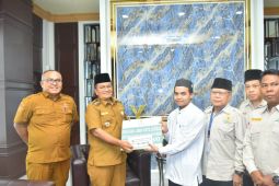 Pemkot Jambi  serahkan bantuan renovasi enam rumah ibadah