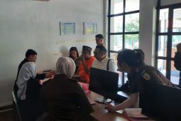 Kejati DIY menyerahkan tersangka kasus korupsi TKD Candirejo ke Kejari