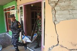 Bersih-bersih reruntuhan dampak gempa di Situbondo