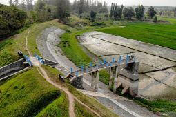 Kondisi waduk mengering di Nganjuk