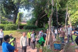 Pemkot Jakbar tanam ratusan ribu tanaman selama 2025