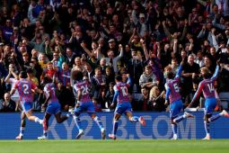 Guardiola puji permainan Doku setelah City menang 5-1 atas Burnley