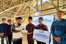 YBM PLN Babel salurkan bantuan perbaikan ruang belajar ponpes terdampak puting beliung