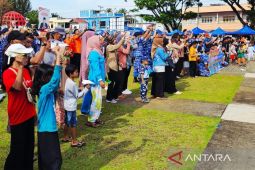 Lanud RSA Natuna dan masyarakat terbangkan 1.000 pesawat kertas