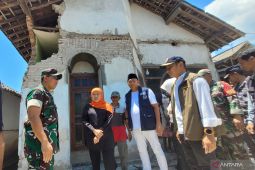 Khofifah kunjungi dan serahkan bantuan korban gempa Situbondo