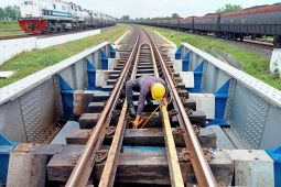 KAI Palembang rawat jembatan guna kelancaran perjalanan KA