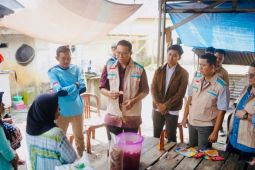 Ketua YBM PLN kunjungi Desa Cahaya Tanjung Binga Belitung salurkan bantuan untuk tingkatkan ekonomi warga