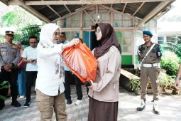 Bupati Gowa bagikan seragam gratis untuk murid di dataran tinggi