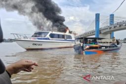 Kapal PT OKI Pulp & Paper Mills terbakar di perairan Sungai Musi