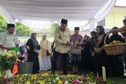 Bupati Langkat melayat ke rumah duka berpulang ke Rahmatullah mantan Bupati Ngogesa Sitepu