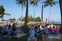 Ruang Teduh ajak anggotanya lepaskan penat dengan yoga di tepi pantai