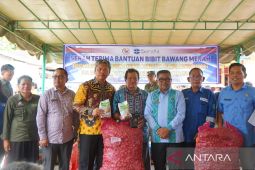 SOL serahkan bantuan bibit bawang merah ke Poktan Desa Sigurunggurung