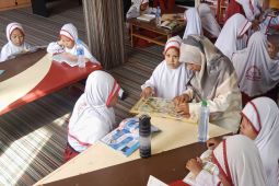 Siswa SD Islam Azza kunjungi Disarpustaka Kapuas tingkatkan minat baca