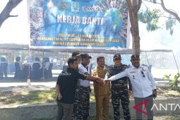 Prajurit TNI Al kerja bakti bersihkan sampah di Pantai Samau Biak