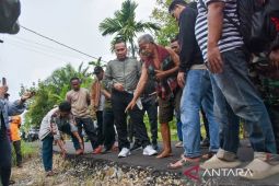 Bupati Kubu Raya memastikan pengerjaan jalan Sungai Nipah sesuai tahapan