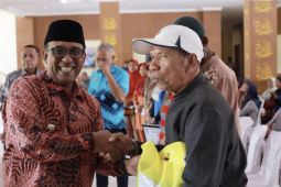 Pemkab Maluku Tengah salurkan paket sembako untuk warga miskin dan nelayan