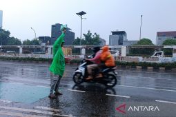 Cuaca mayoritas kota besar diprakirakan alami hujan ringan