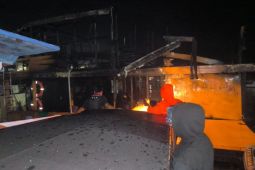Tim tanggap darurat padamkan kebakaran kapal wisata di Labuan Bajo