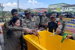 Ribuan botol miras ilegal dimusnahkan Satpol PP Mataram