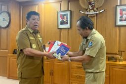 Gubernur Babel serahkan belasan buku bantu perpustakaan