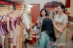 Kahiyang Ayu perkenalkan  wastra khas Sumut kepada istri dubes AS