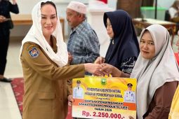 Pemkab Natuna berikan bantuan peralatan usaha kepada warga miskin