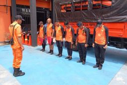 Tim SAR gabungan Natuna evakuasi dua nelayan korban kapal terbalik di Selaut