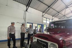 Petugas periksa jip wisata jamin keamanan wisatawan ke Bromo