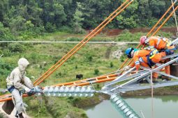 PLN Babel ganti isolator transmisi SUTT 150 kV jalur Mentok jelang Hari Kesaktian Pancasila