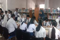 Pelajar SMPN 1 Selat tingkatkan literasi dengan berkunjung ke Disarpustaka Kapuas