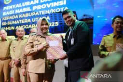 Madina raih penghargaan UHC dan sertifikat DBH dari Pemprov Sumut