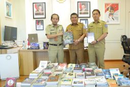 Bakeuda - Diskominfo Babel hibahkan 517 buku ke DKPUS