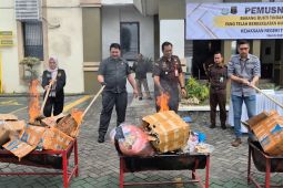 Kejari Tulungagung musnahkan barang bukti 55 perkara pidana umum
