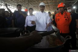 Mensos meninjau dapur umum korban mushalla ambruk di Ponpes Al Khoziny