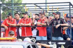Kendaraan parkir saat parade MotoGP tak seramai akhir pekan