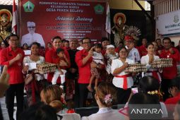 Bupati Tabanan dorong pelestarian tenun Cagcag