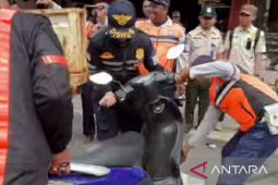 Aparat gabungan di Karawang tertibkan kendaraan yang parkir sembarangan di trotoar
