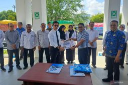 Dikbud salurkan 17.500 seragam gratis untuk  siswa SMA/SMK se-Sultra