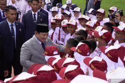 Anak-anak sekolah mengerubungi Presiden Prabowo, bersalaman dan sampaikan terima kasih ada MBG