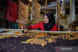 Hari Batik Nasional 2025: Ini alasan harus bangga kenakan batik