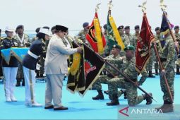 Jelang HUT TNI, Prabowo berlayar ke Teluk Jakarta dengan KRI Radjiman