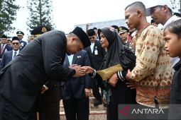 Bobby Nasution  berikan tali asih kepada keluarga Letda Sujono
