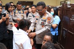Kapolda Papua beri bantuan anak panti korban kebakaran di Holtekamp
