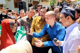Luhut, Mensos tinjau uji coba pendaftaran digital bansos di Banyuwangi