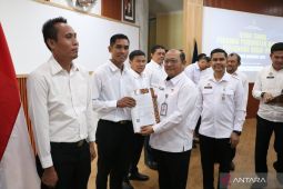 Kakanwil Kemenkum Bengkulu, Zulhairi serahkan 13 SK PPPK  "Jadilah ASN Berintegritas dan Melayani"