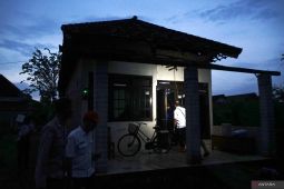 Ratusan rumah di Tulungagung rusak akibat angin kencang