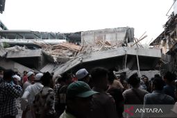 Menko: BNPB putuskan menggunakan alat berat untuk evakuasi korban Al Khoziny